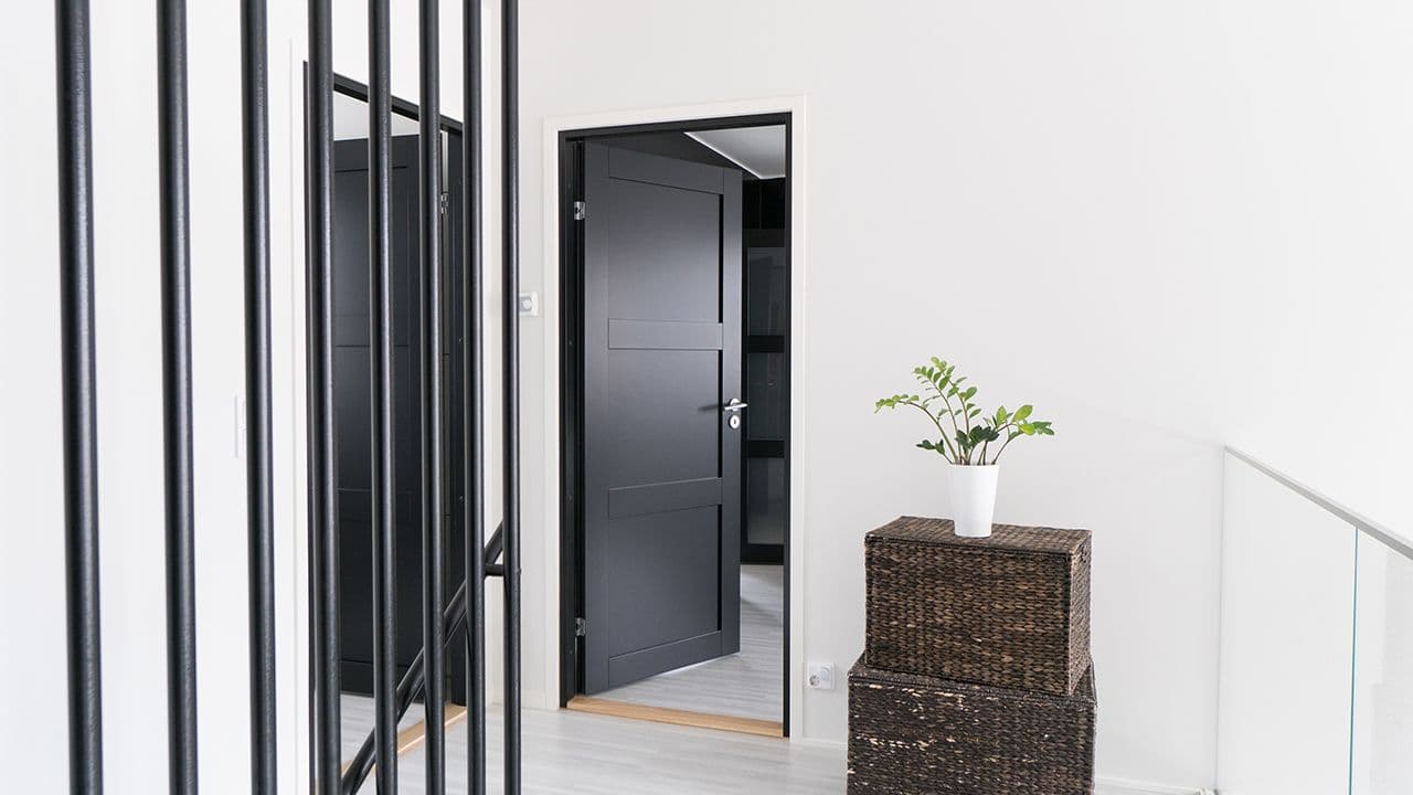 Svart innerdør i kontrast mot hvite vegger.