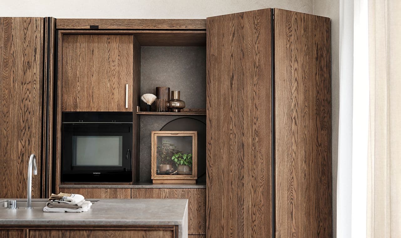 Kjøkken med pocket-dører på høyskap.