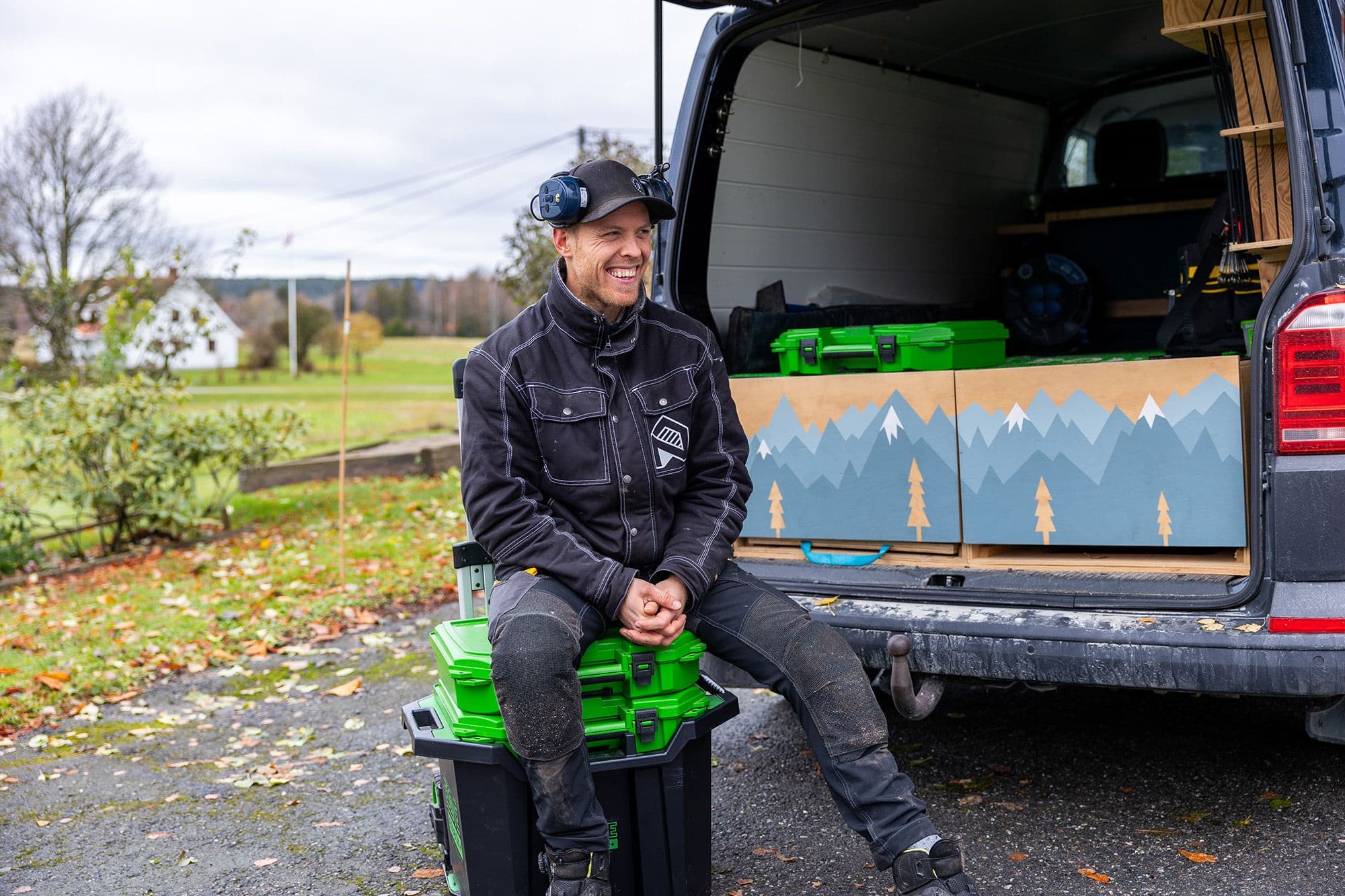 Håndverker som sitter på ESSBOX+.