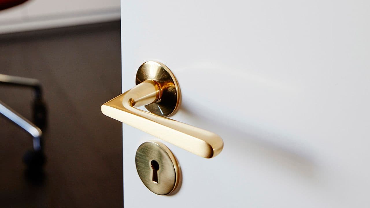 Dørhåndtak innerdør i børstet messing.