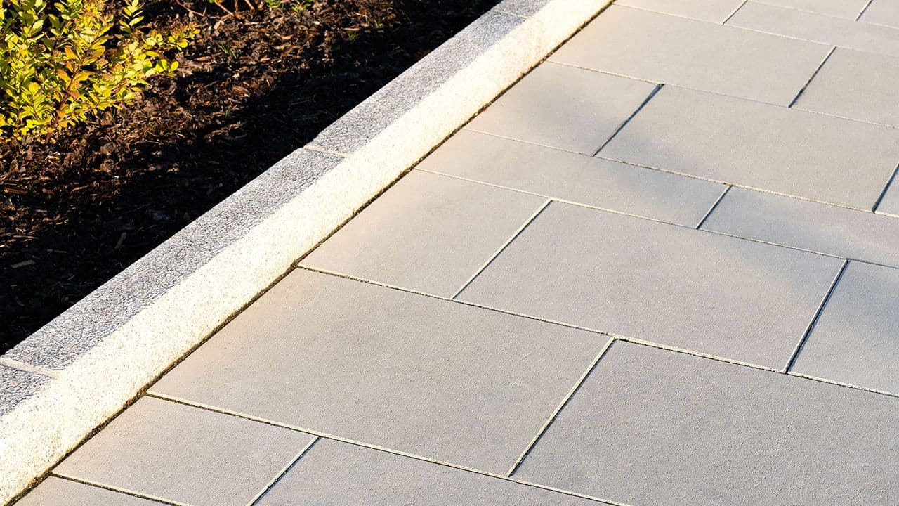 Multiblokk heller rammet inn med kantstein.