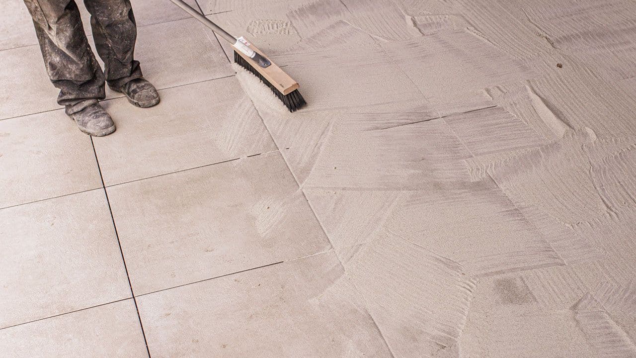 Person som fyller mellomrommene mellom heller.