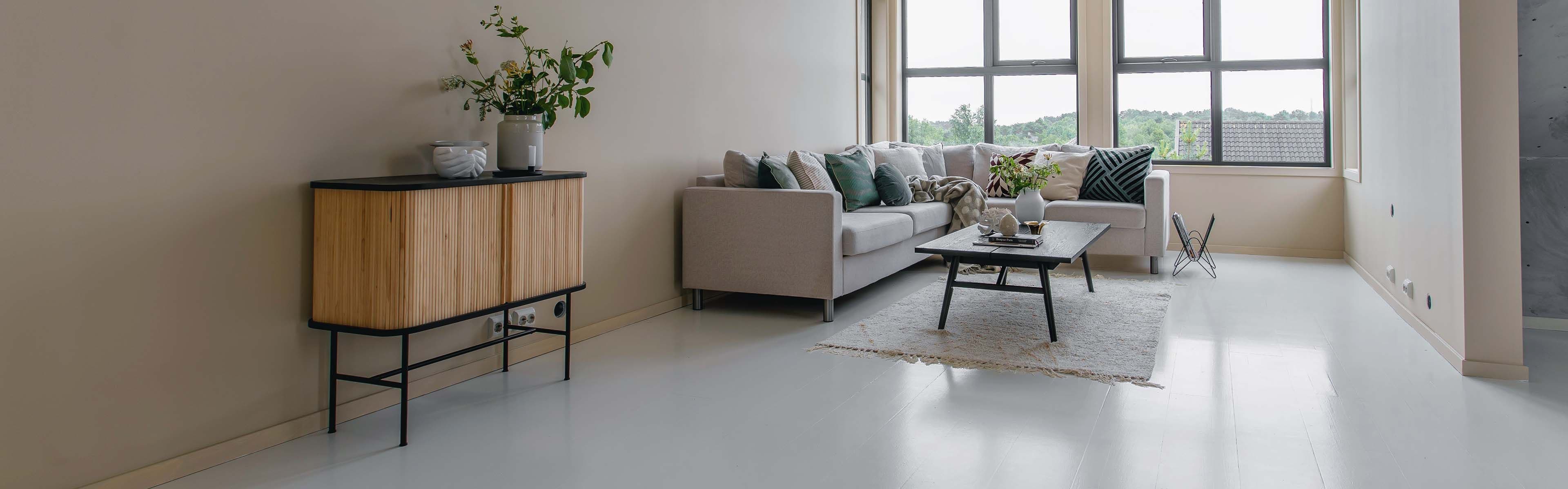 Stue med parkettgulv som er malt med gulvmaling.